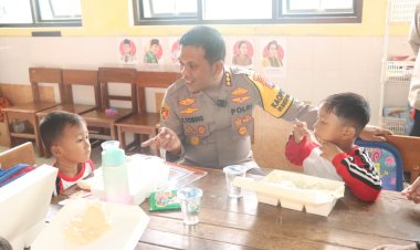 Polresta-Sidoarjo-Bagikan-Makan-Siang-Bergizi-untuk-Pelajar-TK-dan-SD